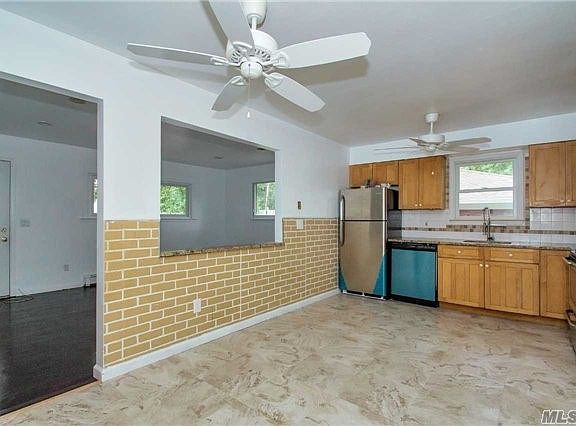 5th image of 132 Moriches Ave