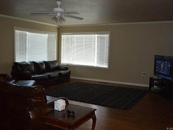 3rd image of 600 E Elm Ave