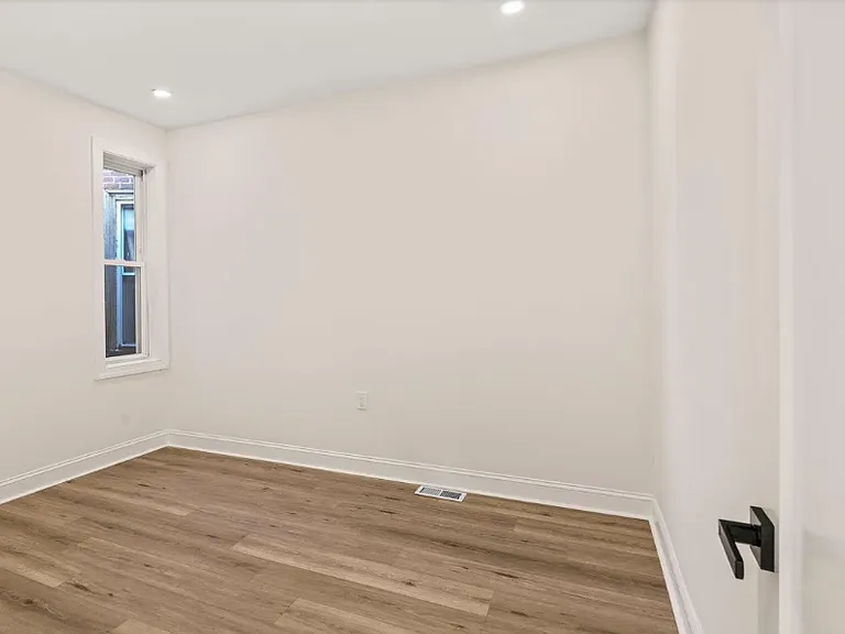 2921 W Oxford St — Photo 22