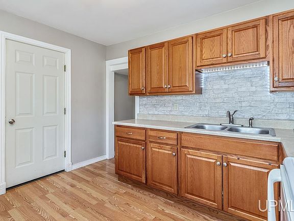 5th image of 213 Pinehurst St