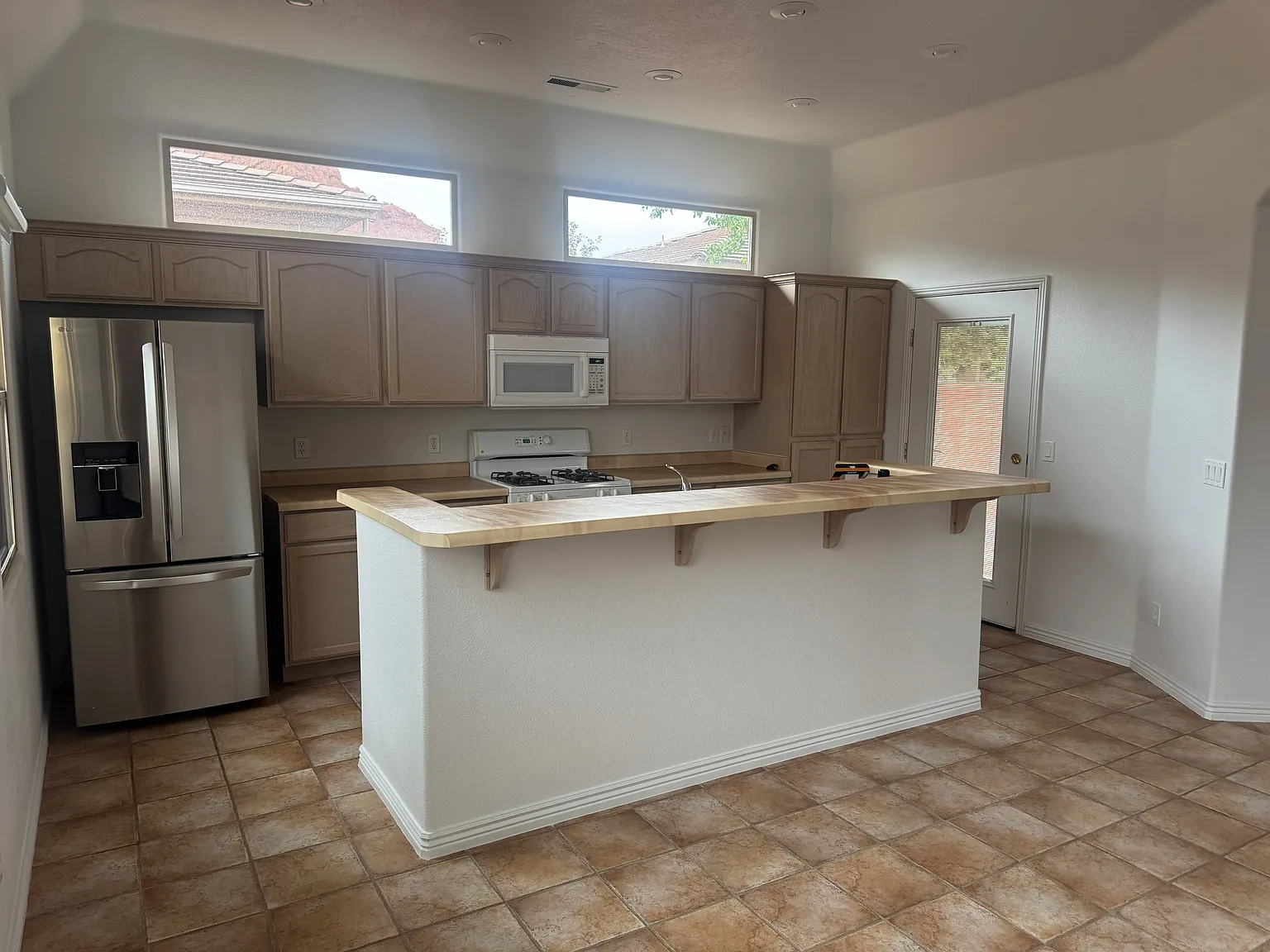 3 bed, 1350 sqft, $2,200 — Photo 4