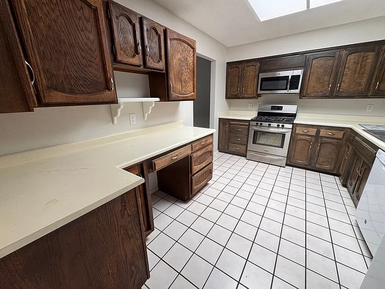 8902 Spain Rd NE — Photo 9