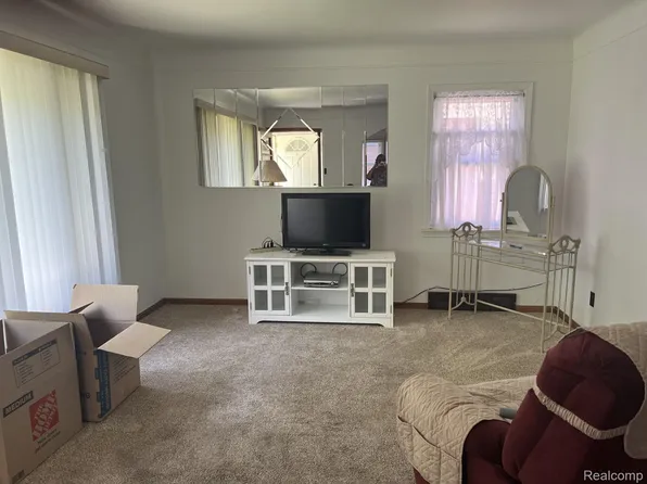 8460 Riverview St, Dearborn Heights, MI 48127