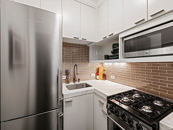 4th image of 319 W 18th St APT 1G