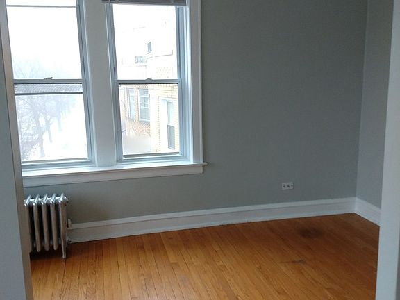 4th image of 7556 N Claremont Ave APT 3