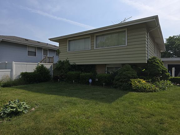 2nd image of 16920 Glen Oaks Ct