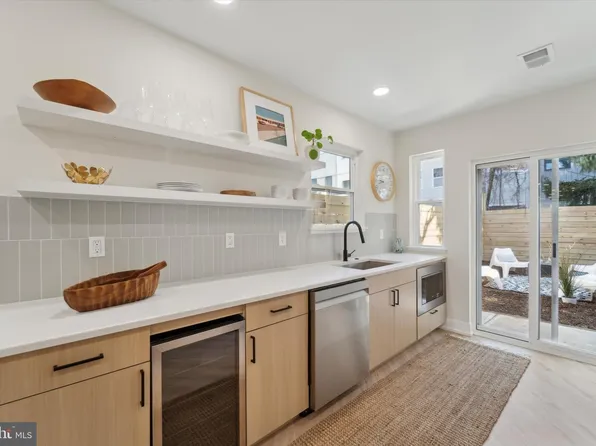 2435 E Dauphin St, Philadelphia, PA 19125