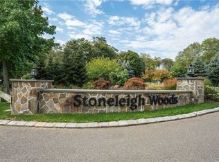 88 Stoneleigh Dr, Riverhead, NY 11901