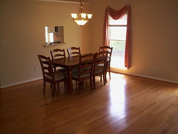3rd image of 813 Lees Ct