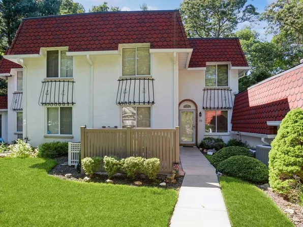 46 Skyline Drive #46, Coram, NY 11727