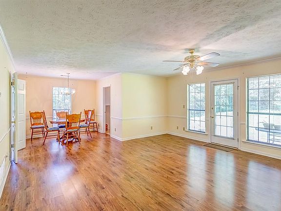 4th image of 3209 Hillcrest Ln