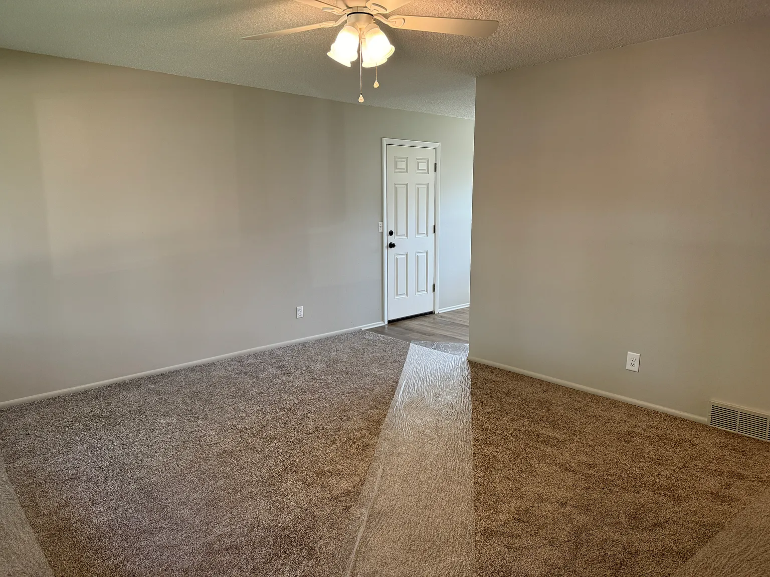 3 bed, 988 sqft, $1,695 — Photo 4