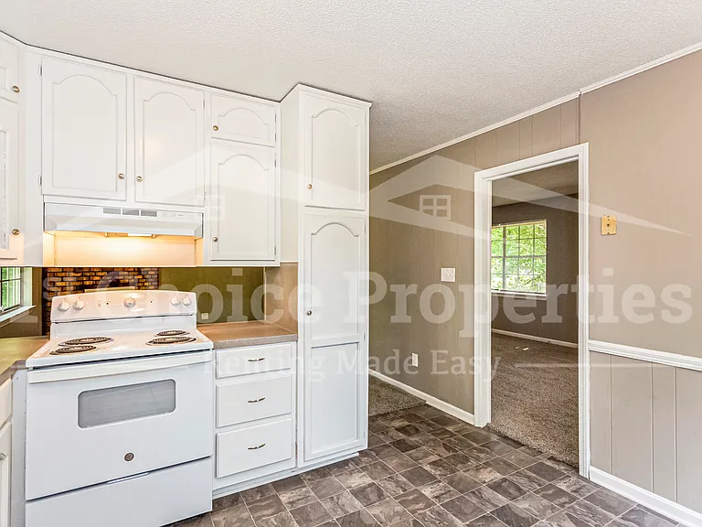 1421 Brewster Cir — Photo 4