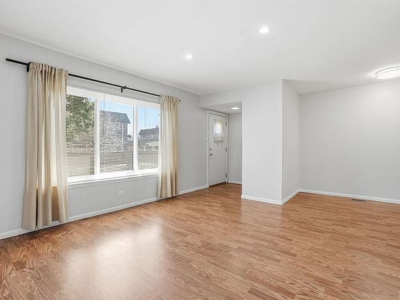 4th image of 1S300 Stratford Ln