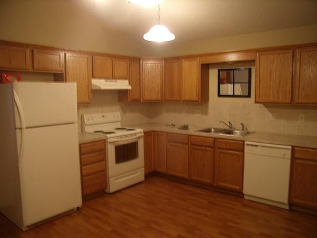 2nd image of 3310 N Governeour Cir