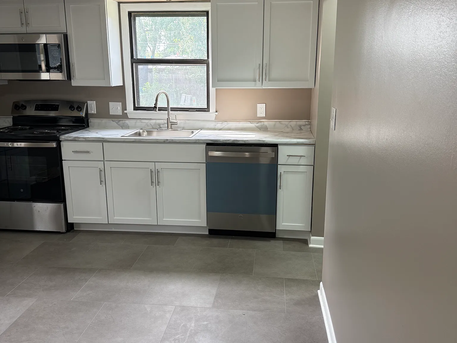 3 bed, 1374 sqft, $2,200 — Photo 3