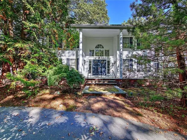 66 Dagnillo Dr, Warwick, RI 02818