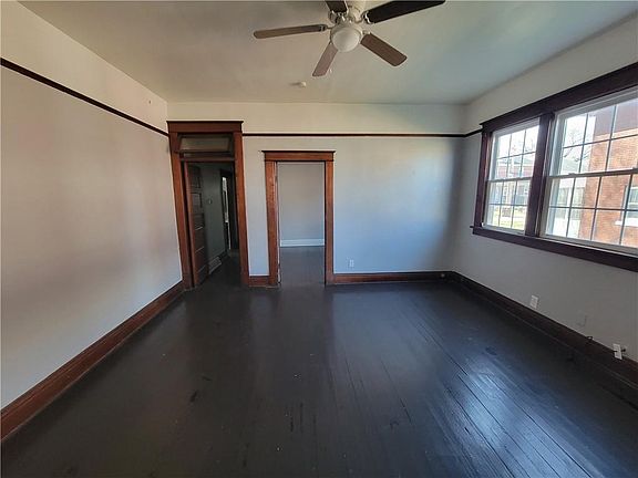 3rd image of 210 Illinois Ave
