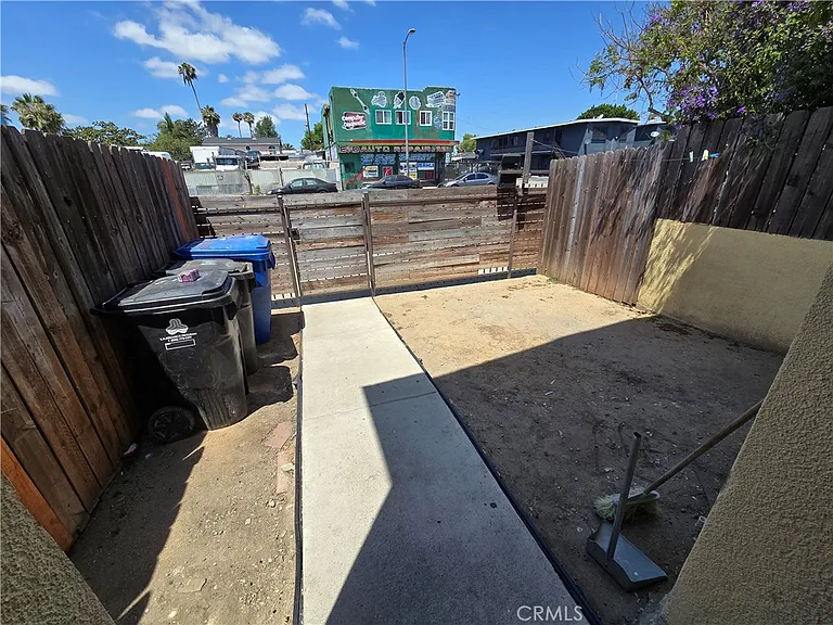 10218 S San Pedro St — Photo 14