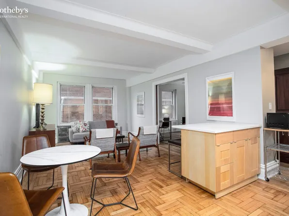 433 West 34th Street 5L image 2 of 11