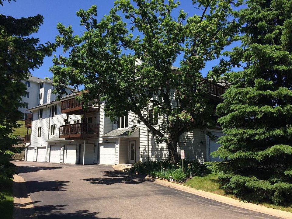 Eagan condo in a convenient and peaceful setting.