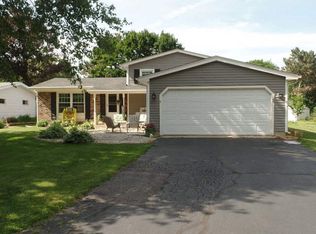 5010 Meadowlark Ct, Crystal Lake, IL 60012