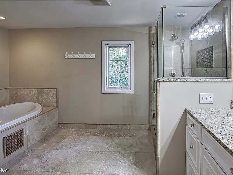 18220 Parkland Dr — Photo 10