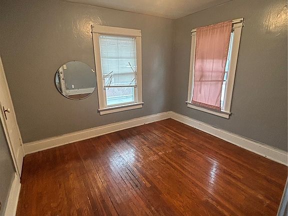 5th image of 907 Dewey Ave