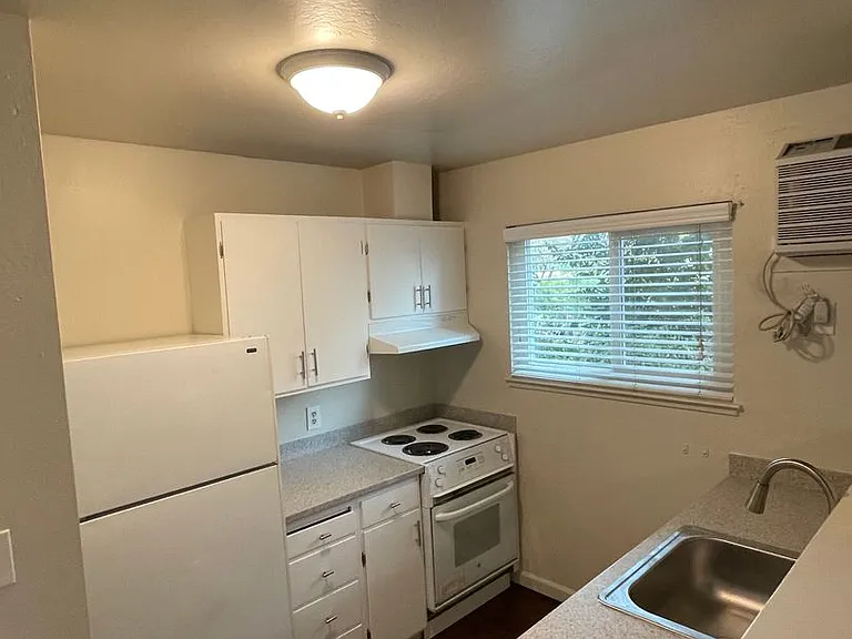 Chateau Apartments — Photo 10
