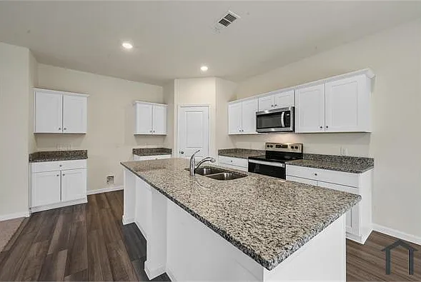 5 bed, 3200 sqft, $3,800 — Photo 4