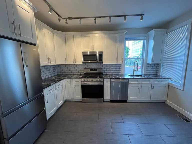 211 Amber St #1 — Photo 3
