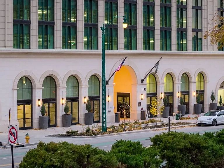 Seraph Luxury Downtown Apartments — Photo 42