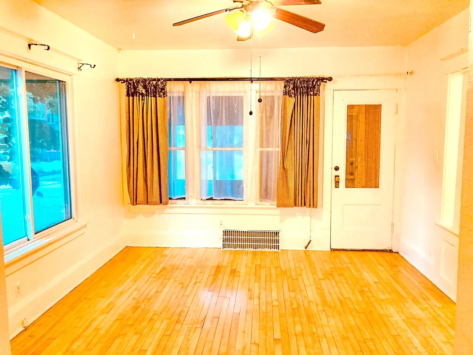 4 bed, 2288 sqft, $1,850 — Photo 2