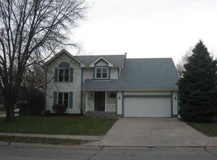 1002 Rogers Dr, Papillion, NE 68046