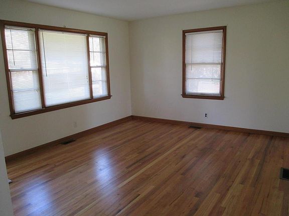 3rd image of 3329 Woodlawn Ave