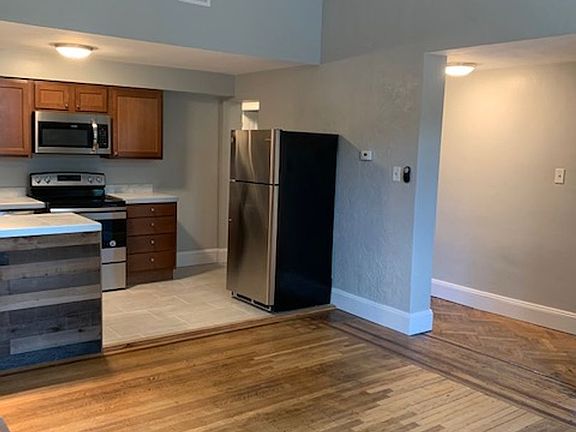 5th image of 211 S Saint Clair St APT 1