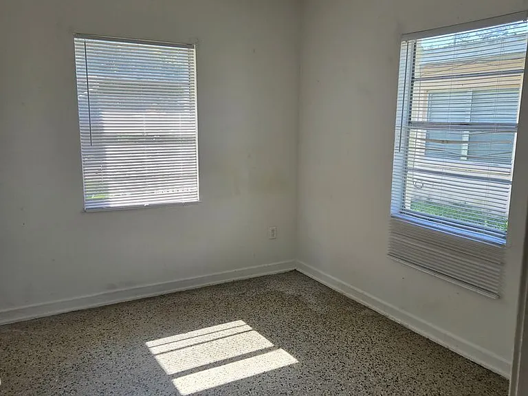 2109 S Mills Ave — Photo 8