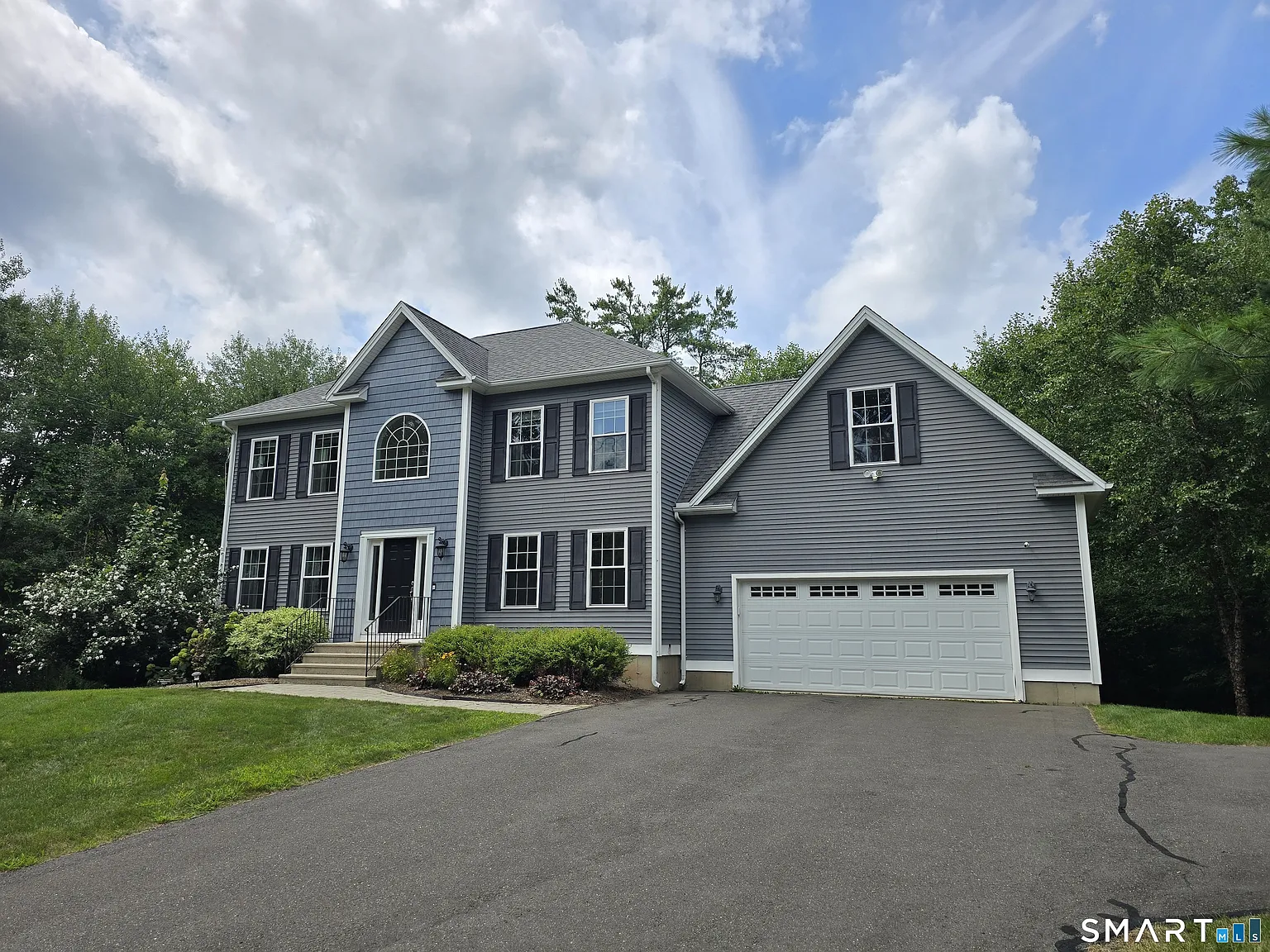 4 bed, 2.5 bath, 2325 sqft, $4,000 — Photo 1