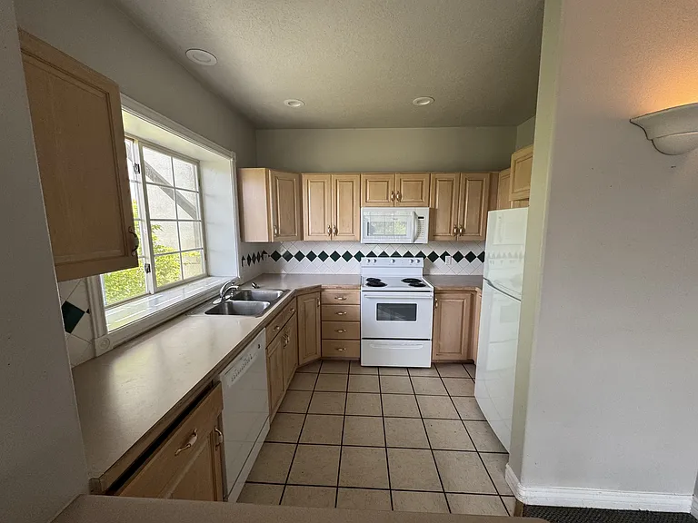 340 Rainbow Ln #B-1 — Photo 4