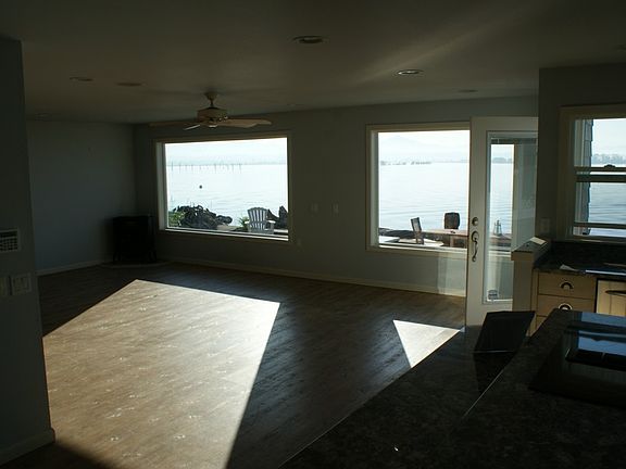 2nd image of 4003 Priest Point Dr NE