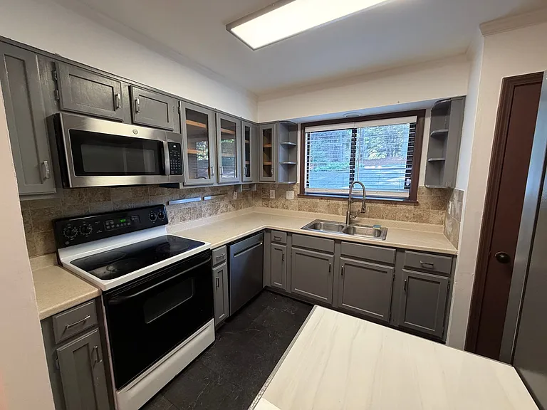 1702 Pine Tree Dr — Photo 7