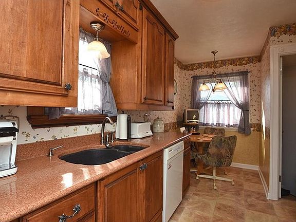 3rd image of 14111 Saint James Ave