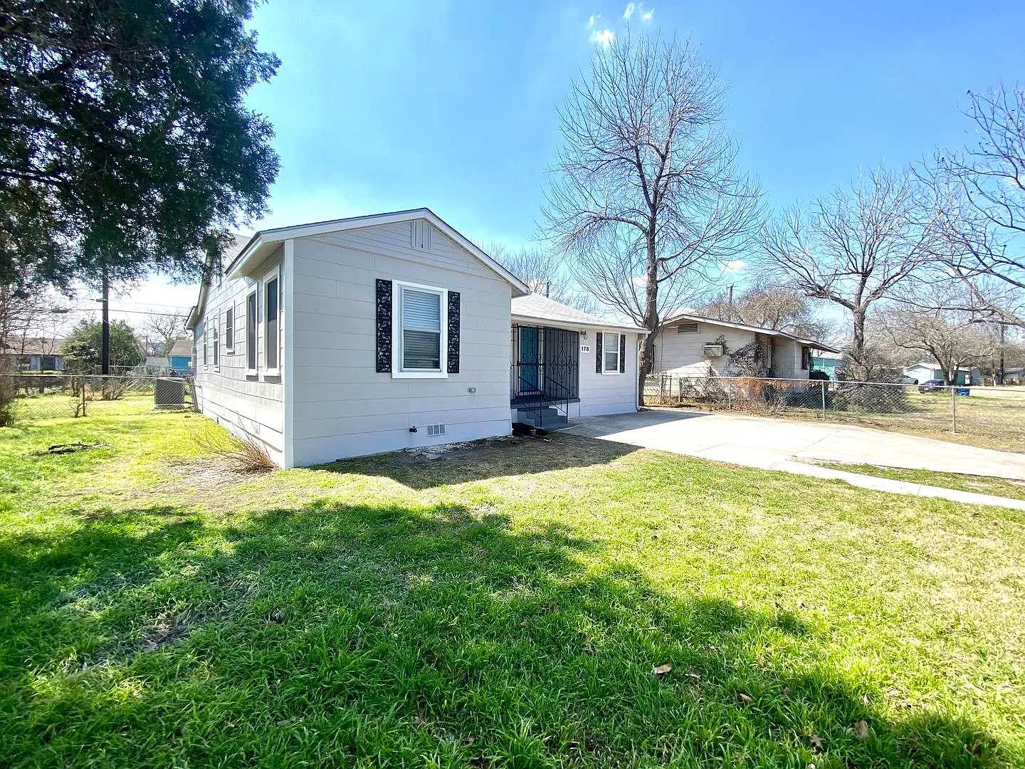 3 Bedroom 3 bathroom Remodeled home ready to be loved — Photo 3
