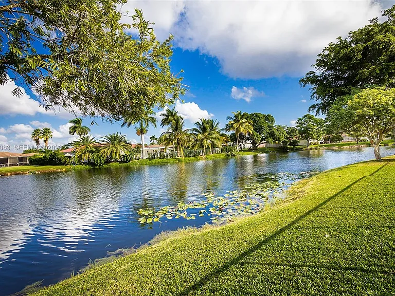 16641 Royal Poinciana Dr — Photo 2