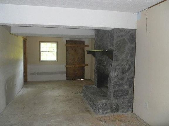 4th image of 3890 Lisas Dr NW