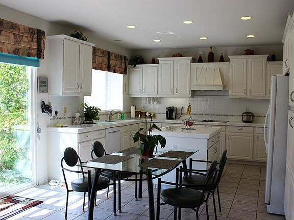 4th image of 445 Canyon Crest Dr