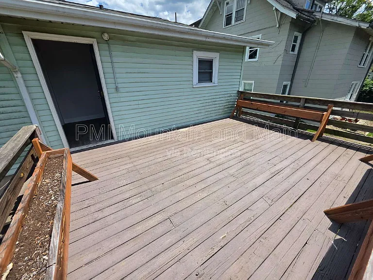 161 Logan Ave — Photo 23