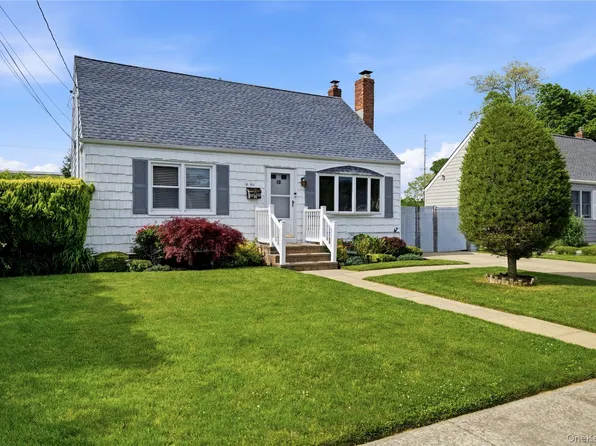 40 Lombardi Place, Amityville, NY 11701