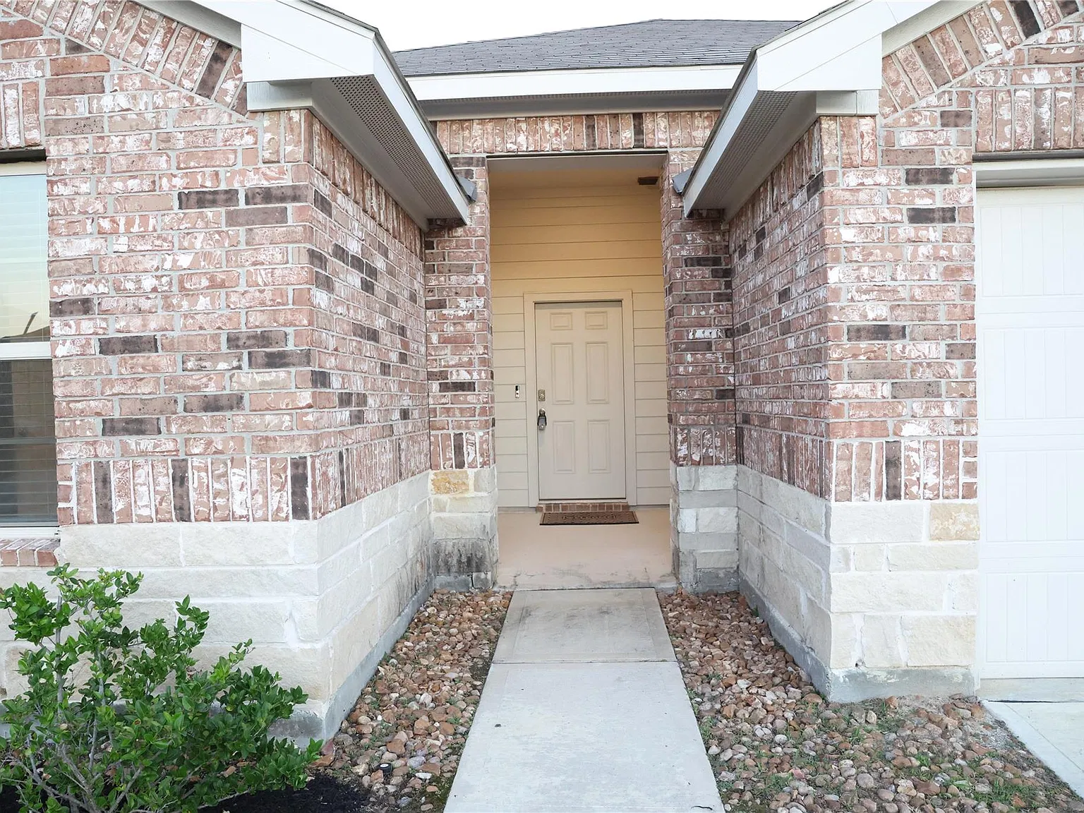 4 bed, 2.0 bath, 1736 sqft, $2,050 — Photo 4