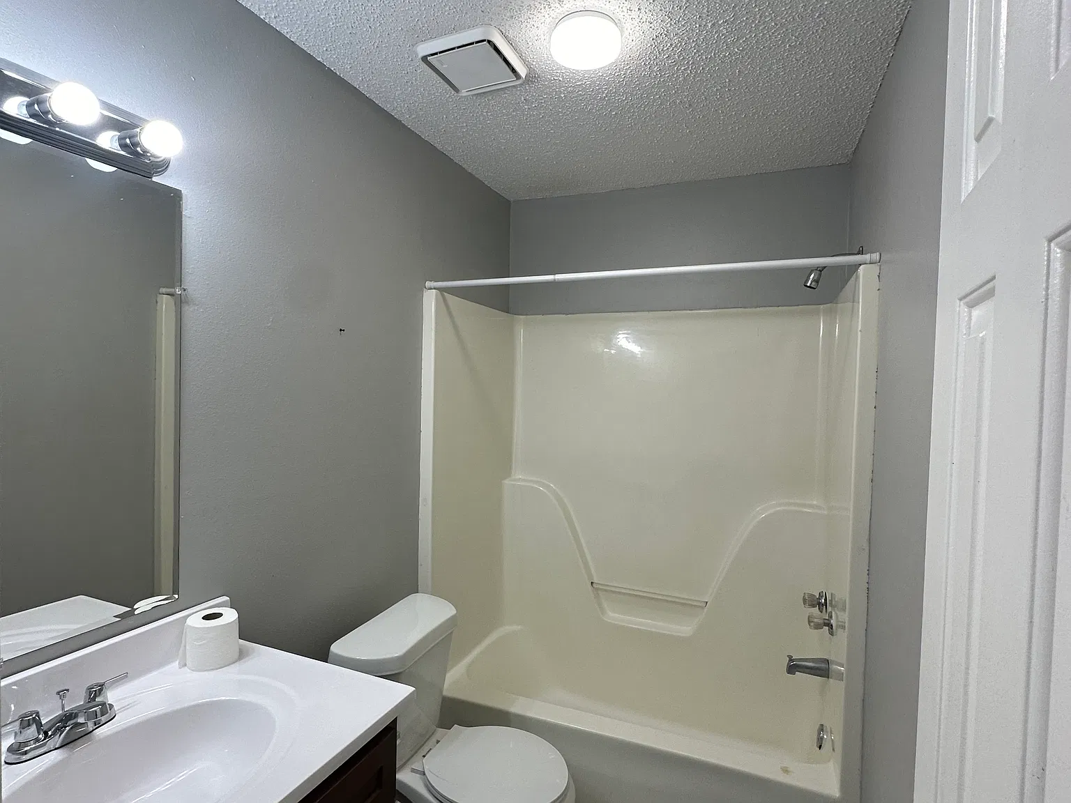 3 bed, $1,350 — Photo 2